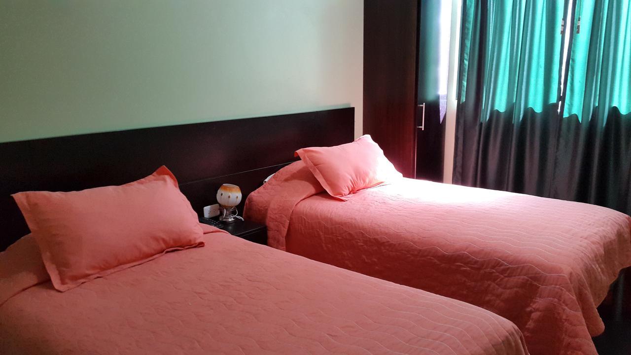 Hostal Los Lirios Loja Extérieur photo